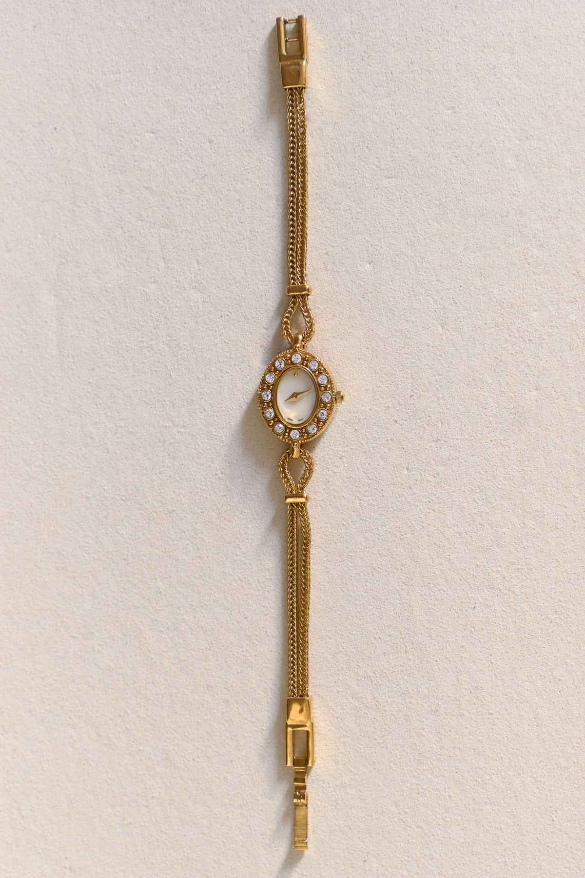 oval bezel watch