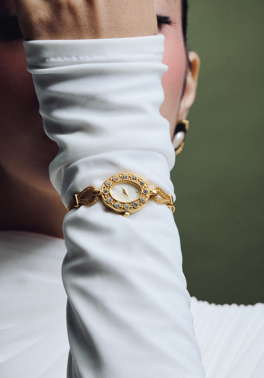 oval bezel watch